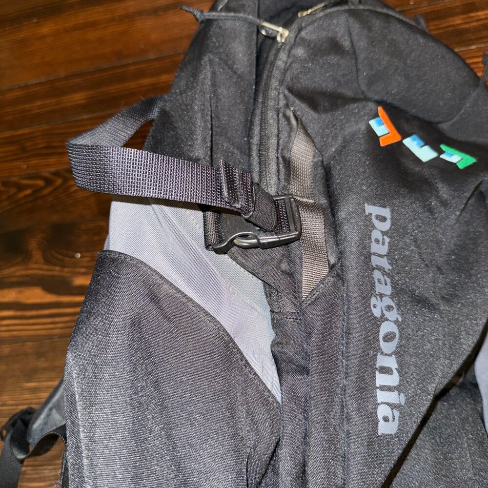 black patagonia refugio 28L with design - Picture 5 of 6